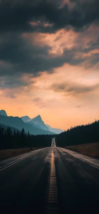 Ruhige Bergstraße unter dramatischen Wolken