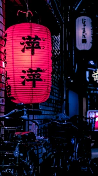 Lanternas iluminadas em um beco de uma cidade japonesa