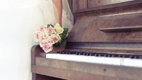 Piano vintage con ramo de rosas