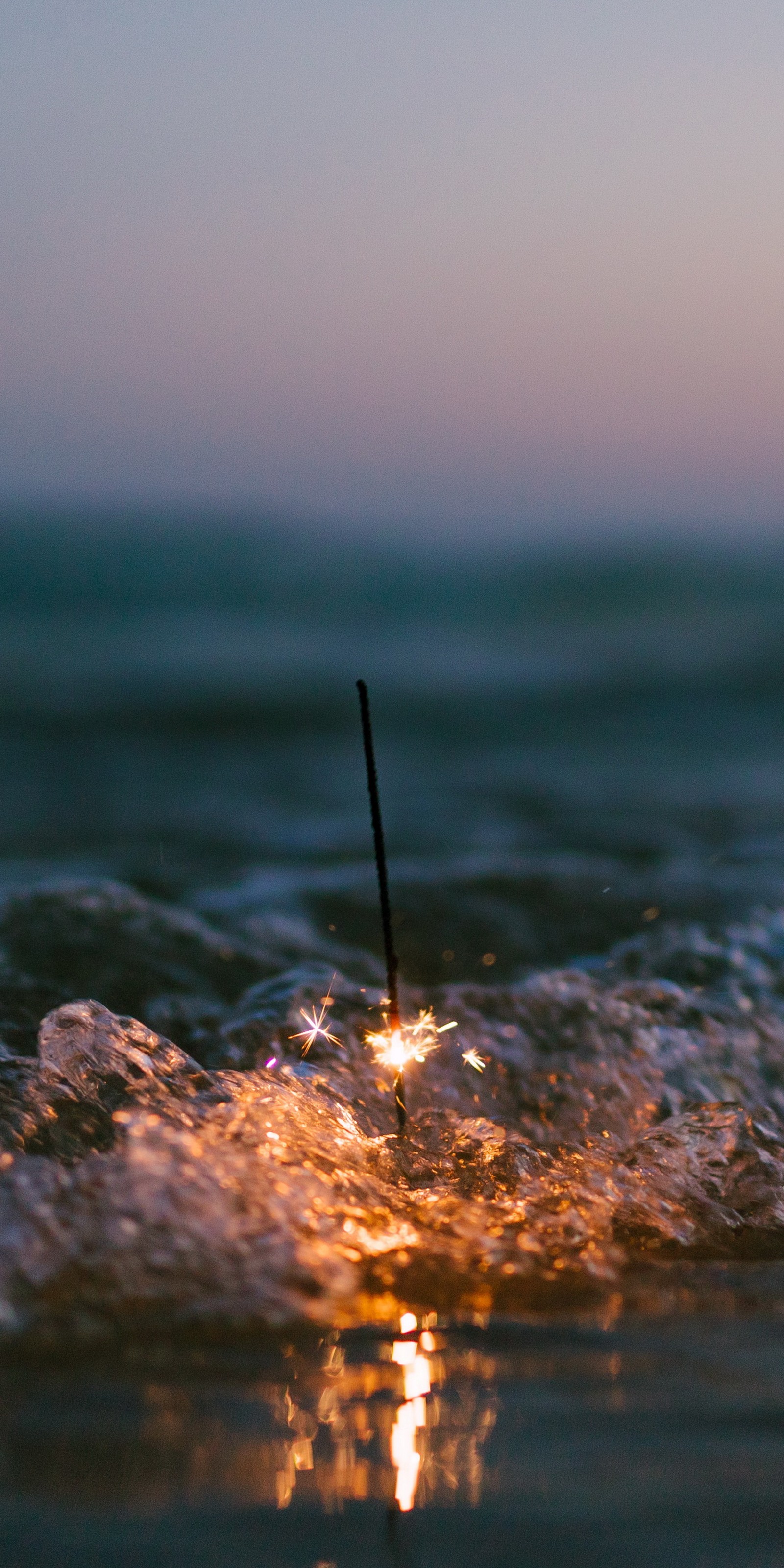 Ein kleiner stock ragt aus dem wasser im ozean (meer, wasser, atmosphäre, wolke, holz)