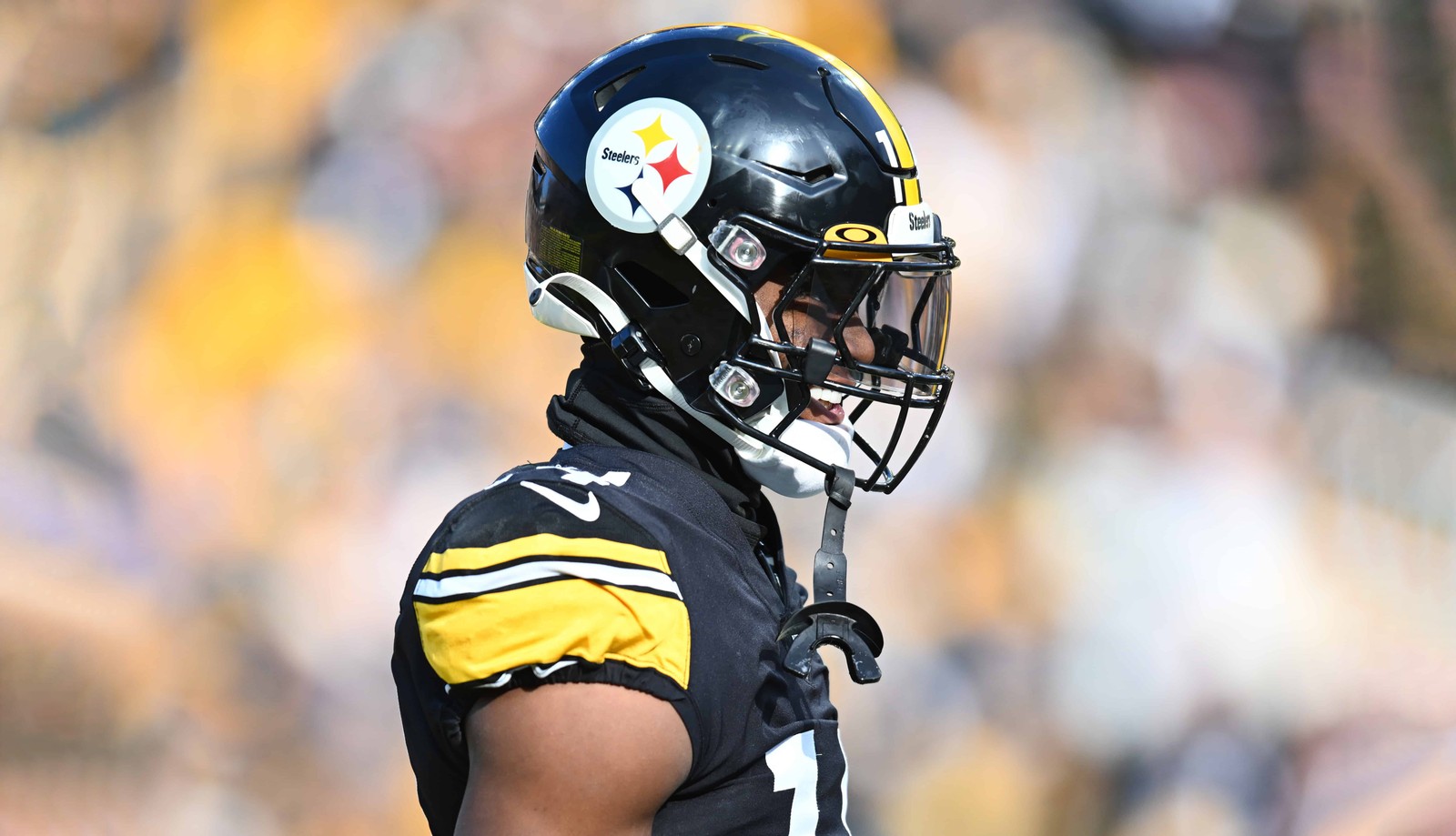 Un joueur de football dans un casque noir et une chemise jaune (george pickens, pittsburgh steelers, joueur de football américain, 5k, sports)