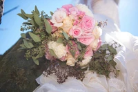 Élégant bouquet de mariage de roses roses et blanches avec des accents de verdure