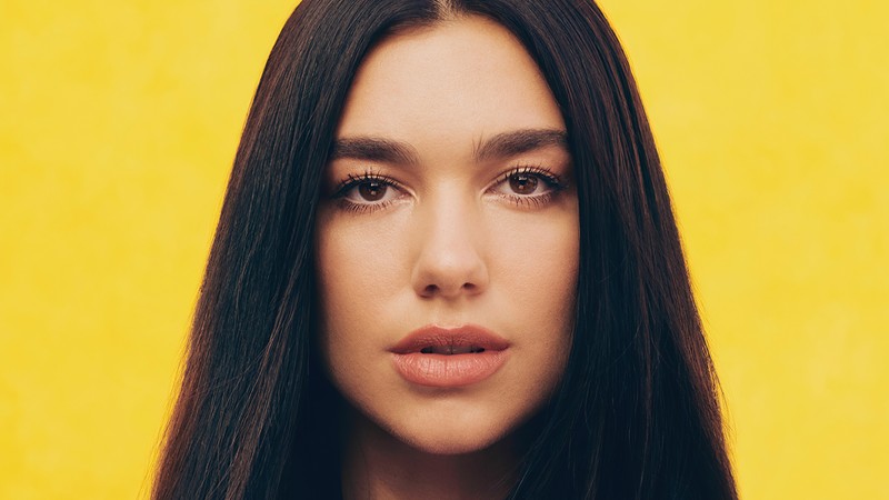 Близкий план женщины с длинными волосами и желтым фоном (дуа липа, dua lipa, английский, певец, знаменитость)