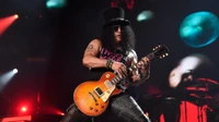 Slash na performance: solos de guitarra eletrizantes no palco