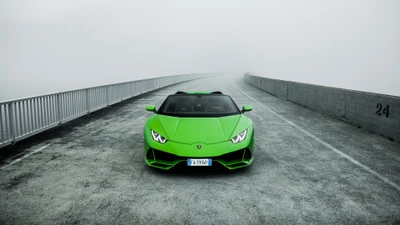 Удивительный зеленый Lamborghini Aventador на изолированной асфальтовой дороге