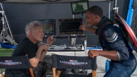 Dans les coulisses : Anthony Mackie en tant que Captain America avec le réalisateur Harrison Ford