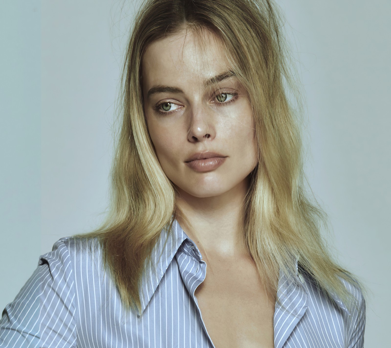 Femme blonde en chemise bleue et blanche posant pour une photo (margot robbie, portrait, actrice australienne, 5k, gens)