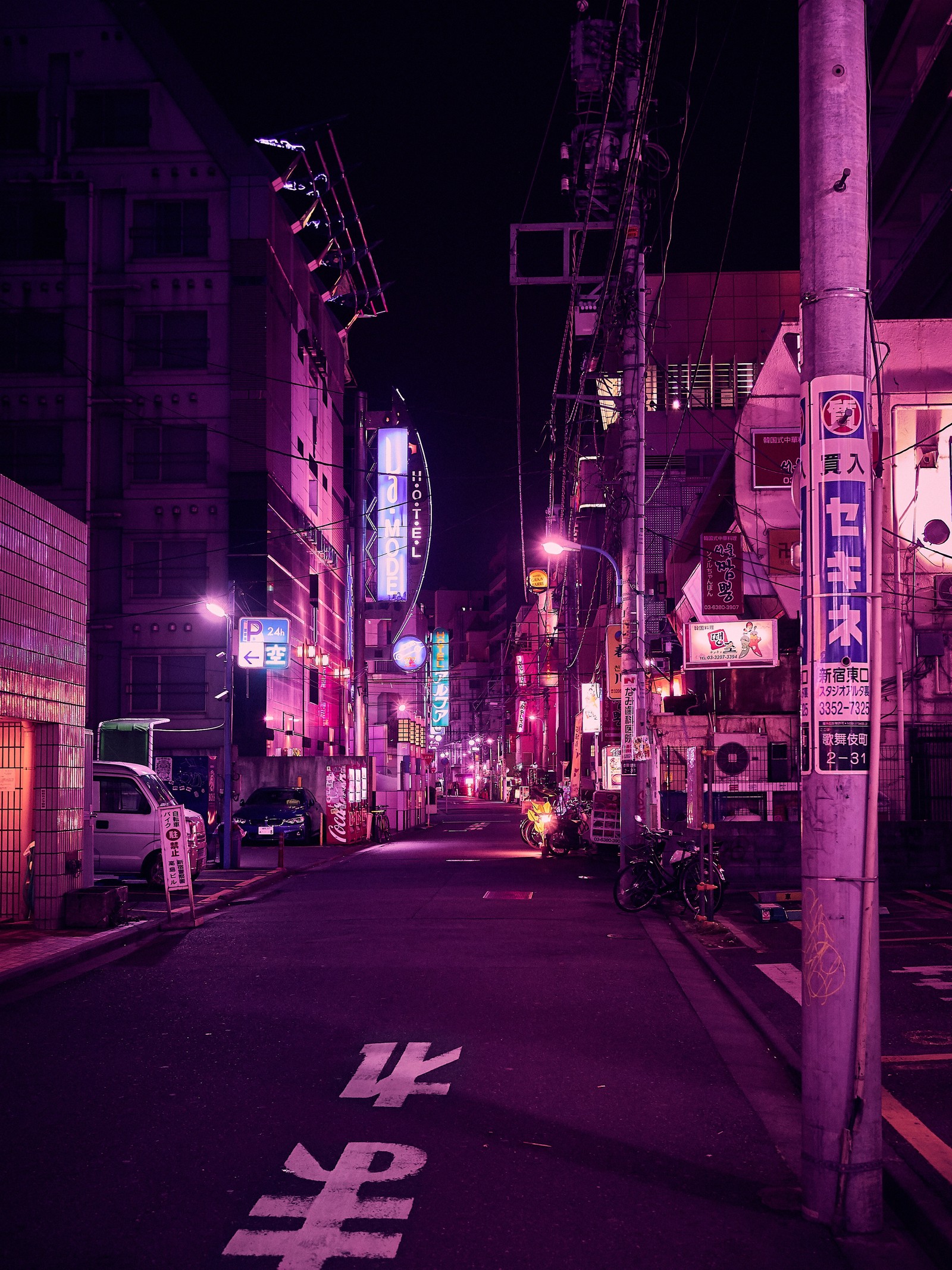 Hay una calle con muchos letreros y edificios (ciudad, noche, púrpura, rosa, área urbana)