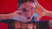 Auffällige Pose von Chungha in den Visuals von "Stay Tonight