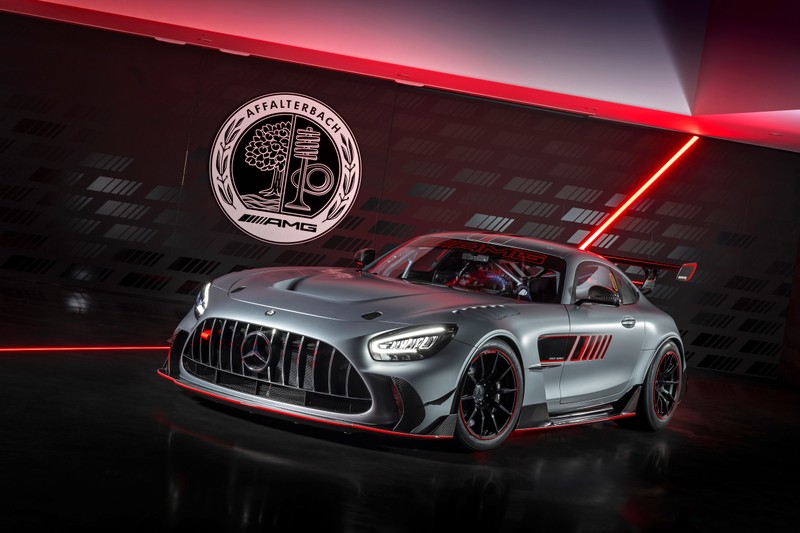 Крупный план спортивного автомобиля mercedes с красным светом (mercedes amg gt track series, 2022, спортивные автомобили, 5k, машины)