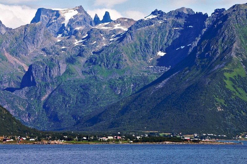 Горы со снегом и маленький город в центре (лофотены, lofoten, фьорд, гора, горный хребет)