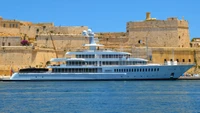 Luxusyacht Eclipse am historischen Festungsanlagen angedockt