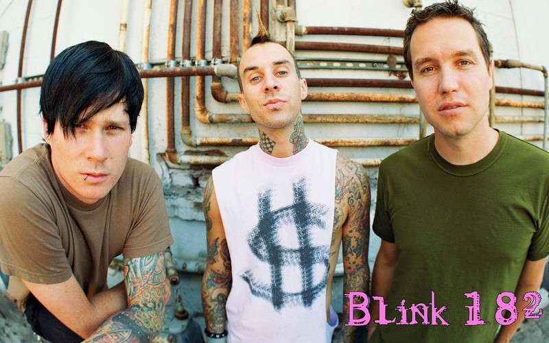 Близкий план трех мужчин с татуировками на руках (blink 182, панк рок, поп панк, миг, крутой)