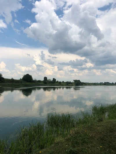 Reflexões tranquilas: Uma paisagem aquática serena sob um céu nublado