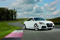 Audi TT Coupé en una pista de carreras escénica