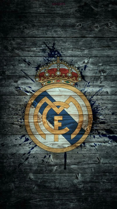 Logo del Real Madrid sobre un fondo de madera