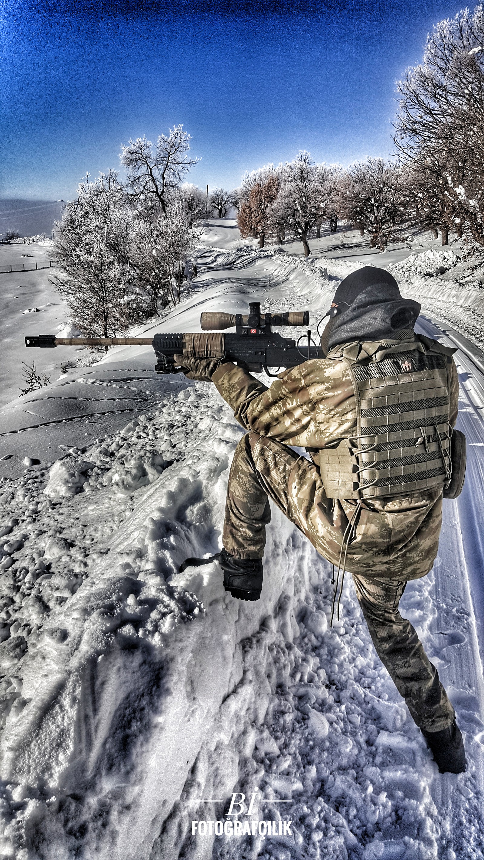 Arafed soldier with a rifle in the snow on a snowy road (asker, bayrak, hd, polis)