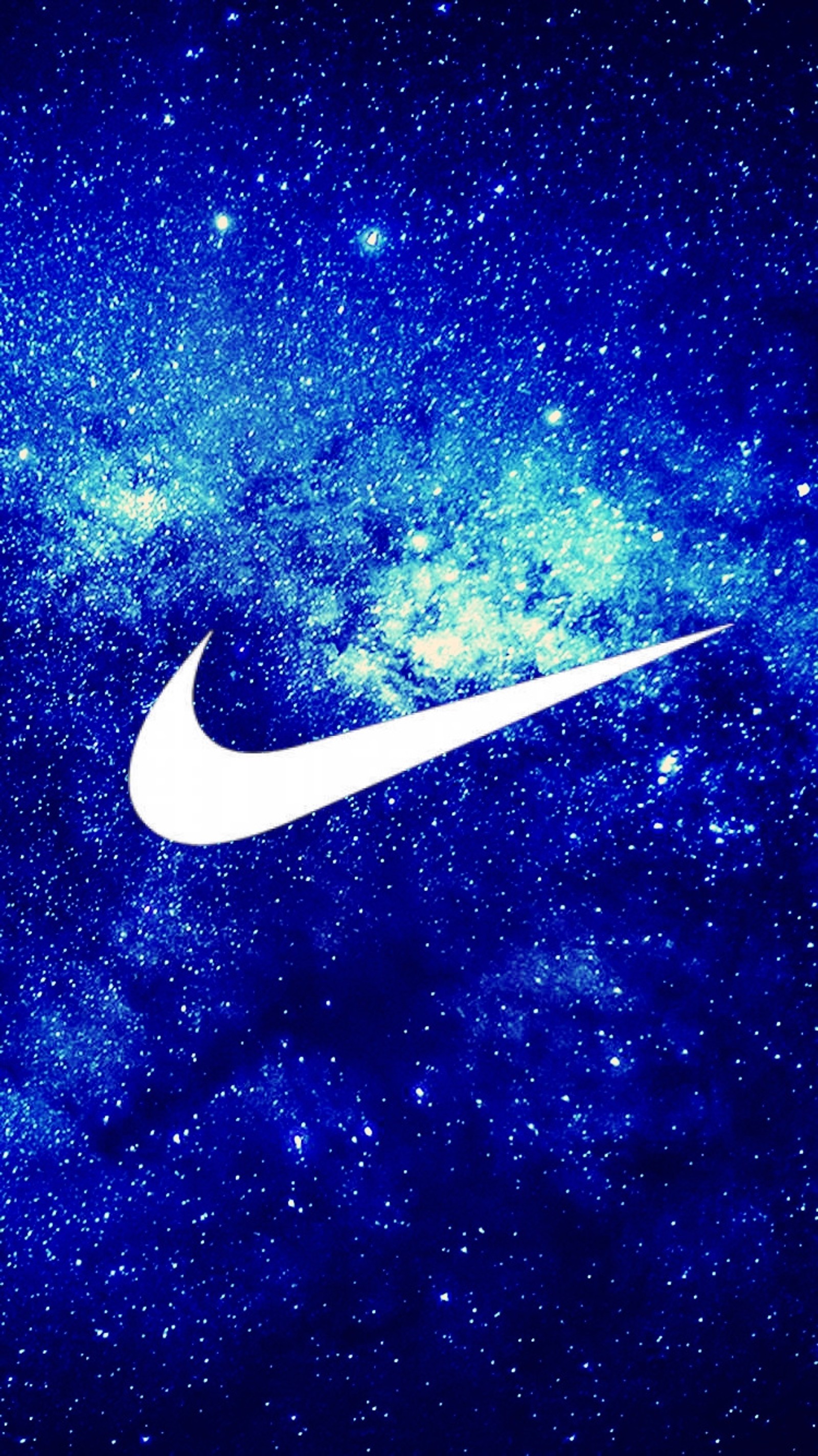 Близкий план белого логотипа nike на синем фоне (nike, воздух, космос, макс, max)