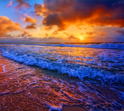 Lebhafter Sonnenuntergang über ruhigen Wellen am Strand