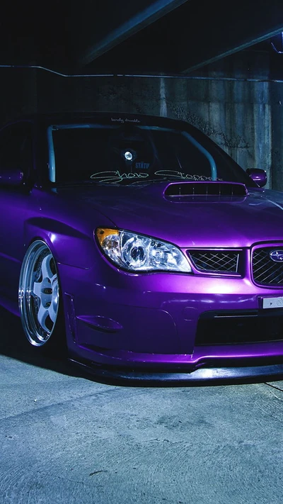 Subaru roxo vibrante com rodas personalizadas em ambiente urbano