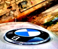 Emblema da BMW no capô do carro