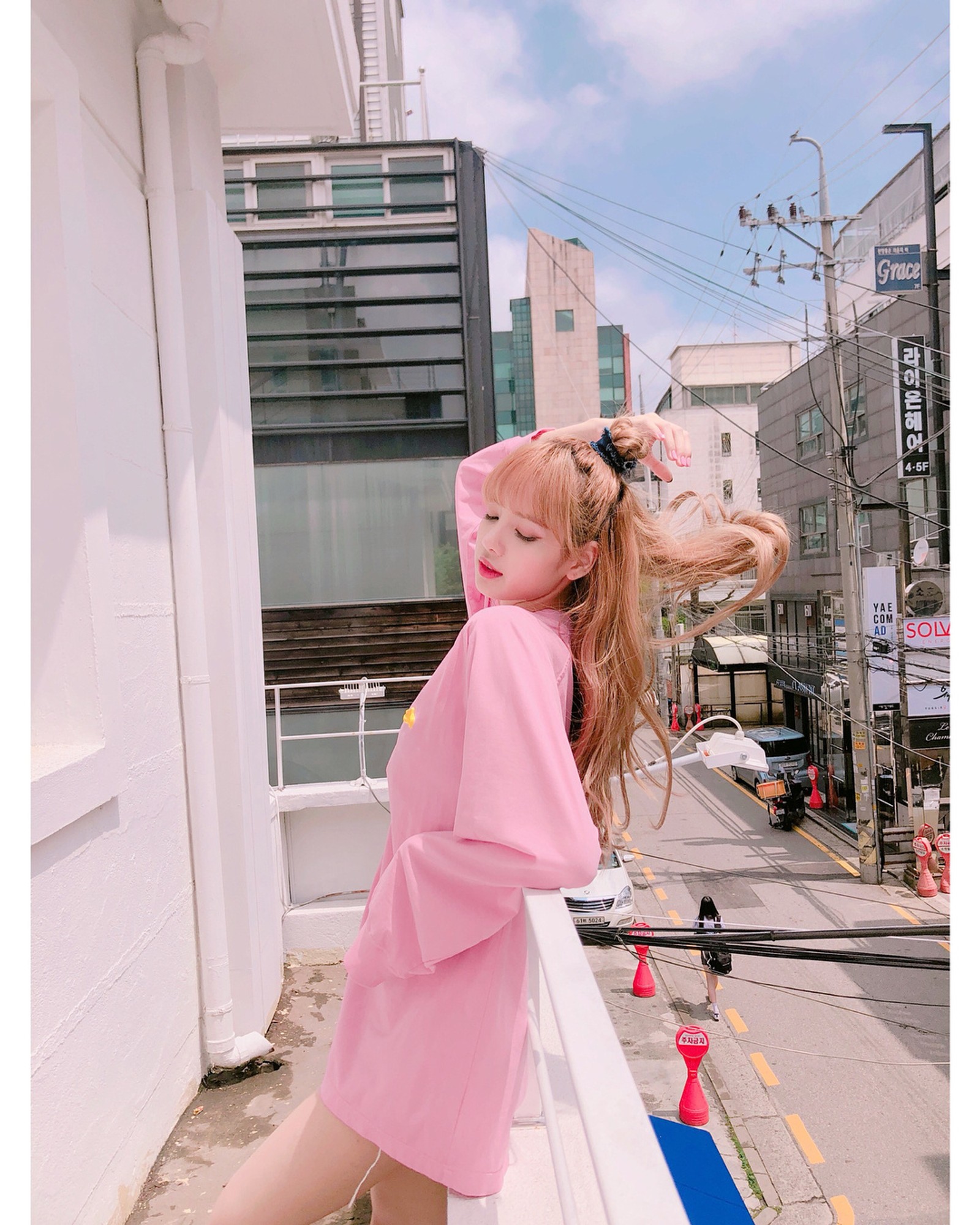 Image retravaillée d'une fille en robe rose s'appuyant sur une rambarde en ville (blackpink, clignement, danse, corée, kpop)