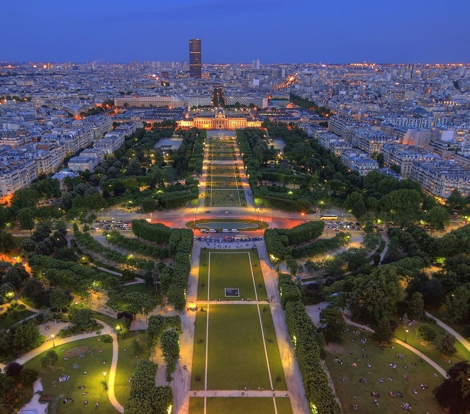 Vista aérea da torre eiffel à noite do topo (frança, luzes, paisagem noturna, paris)