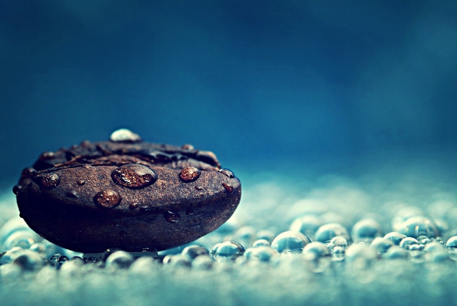 Hay una dona de chocolate con gotas de agua sobre ella (gotas, agua)