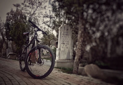 Bicicleta de montaña negra rápida en un entorno sereno de cementerio