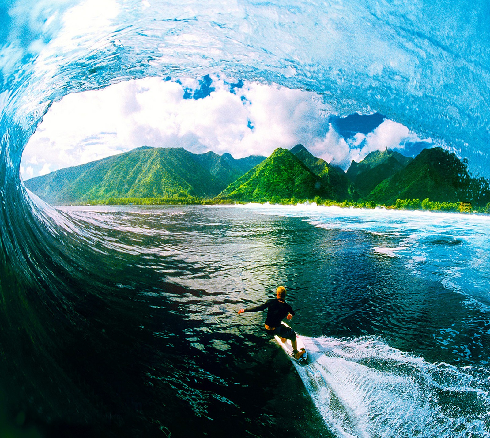 Surfeur chevauchant une vague dans l'océan avec des montagnes en arrière-plan (océan, vague)