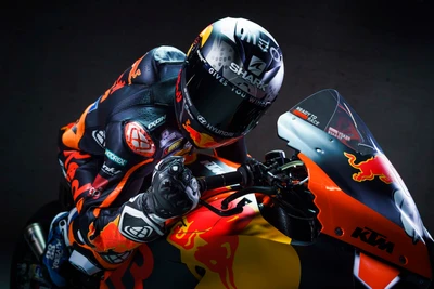 Мотоцикл KTM RC16 MotoGP с гонщиком в динамичной позе