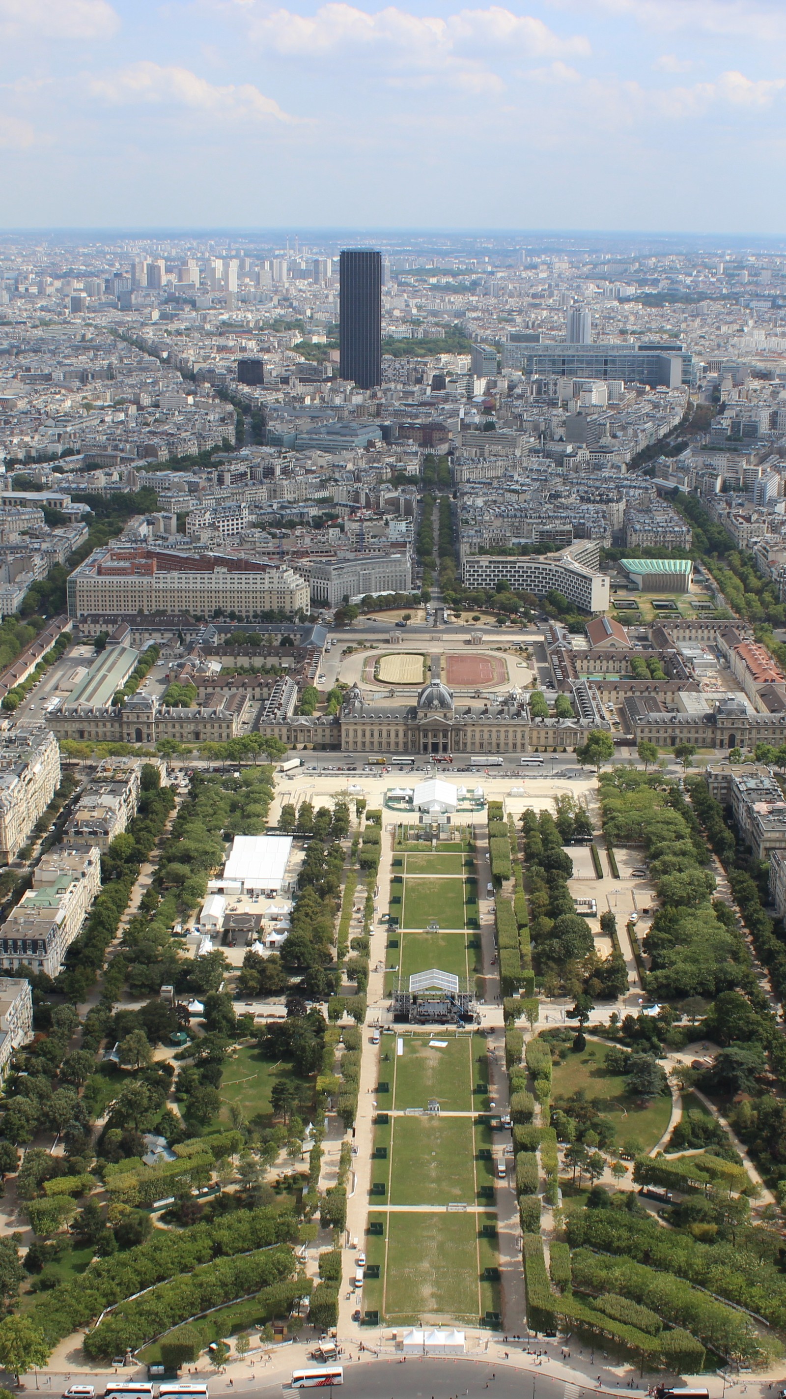 Visão aérea de uma cidade com muitas árvores e edifícios (torre eiffel, frança, paisagem, natureza, paris)