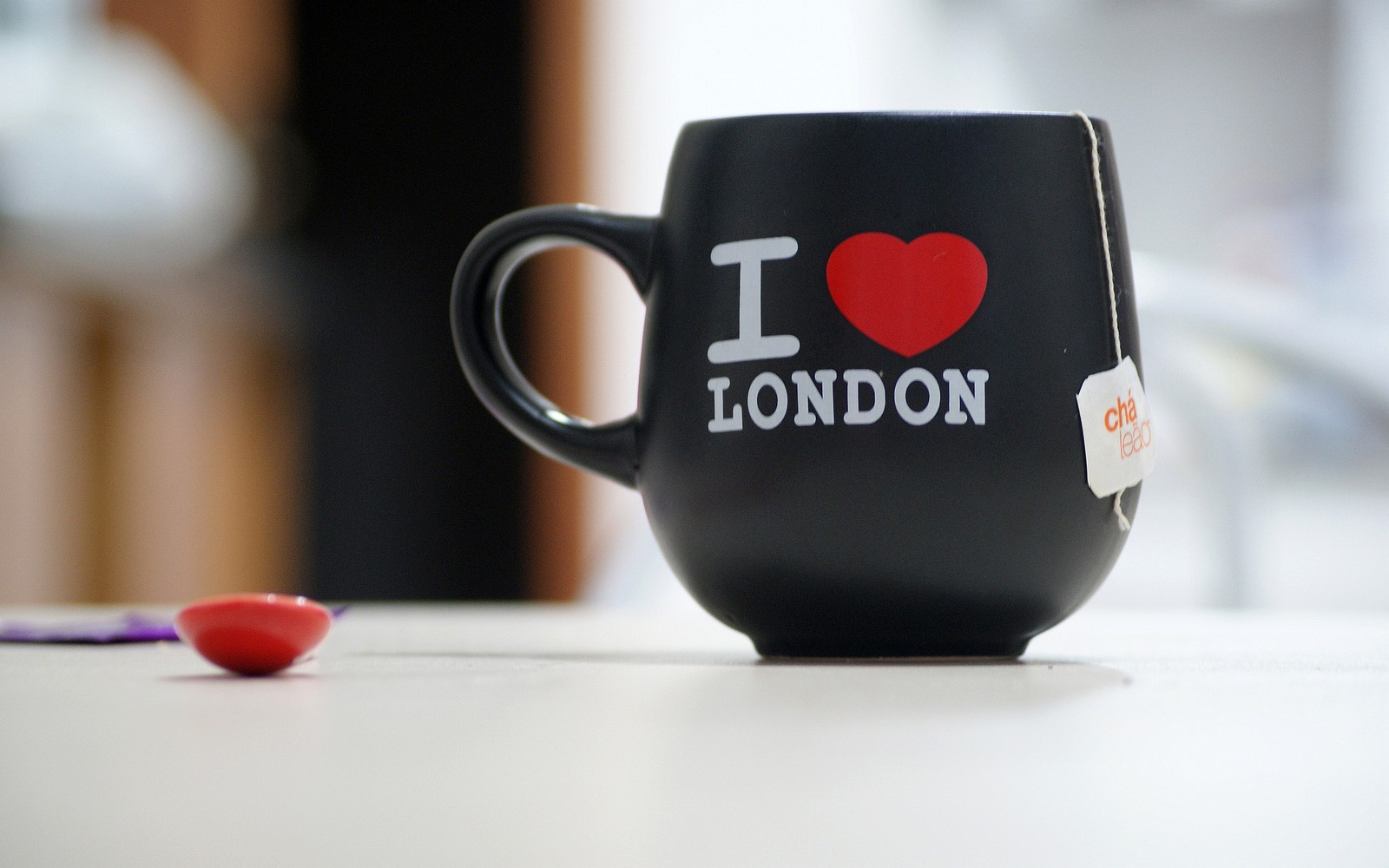 Una taza de café negra con un corazón rojo (londres, london, taza, rojo, vajilla)