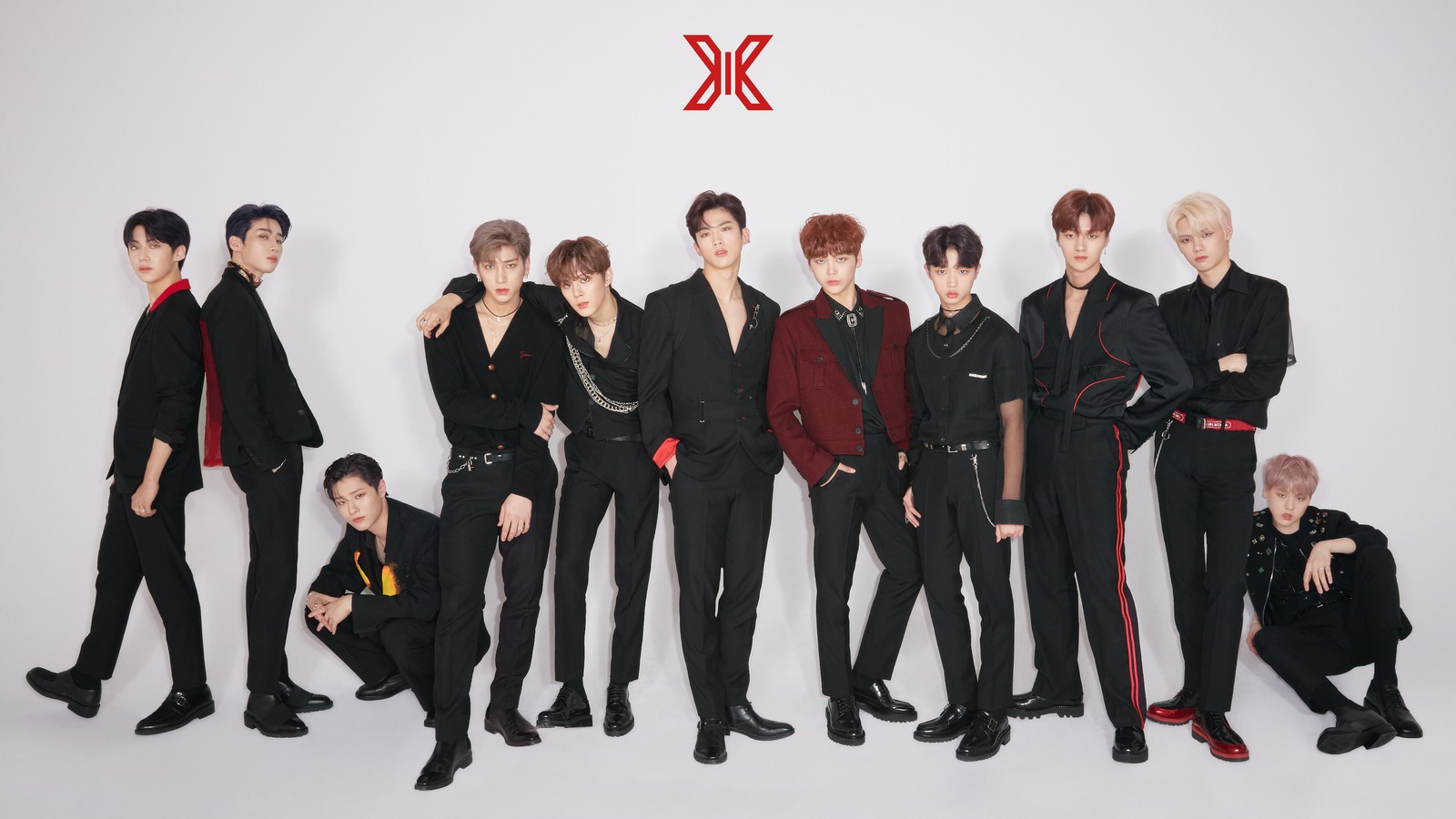 Groupe de jeunes hommes en costumes posant pour une photo (x1 k pop, x1 kpop, kpop, tous les membres)