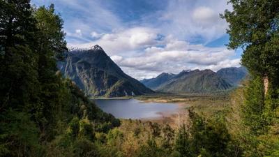 Lago cênico de alta montanha cercado por montanhas majestosas no Chile