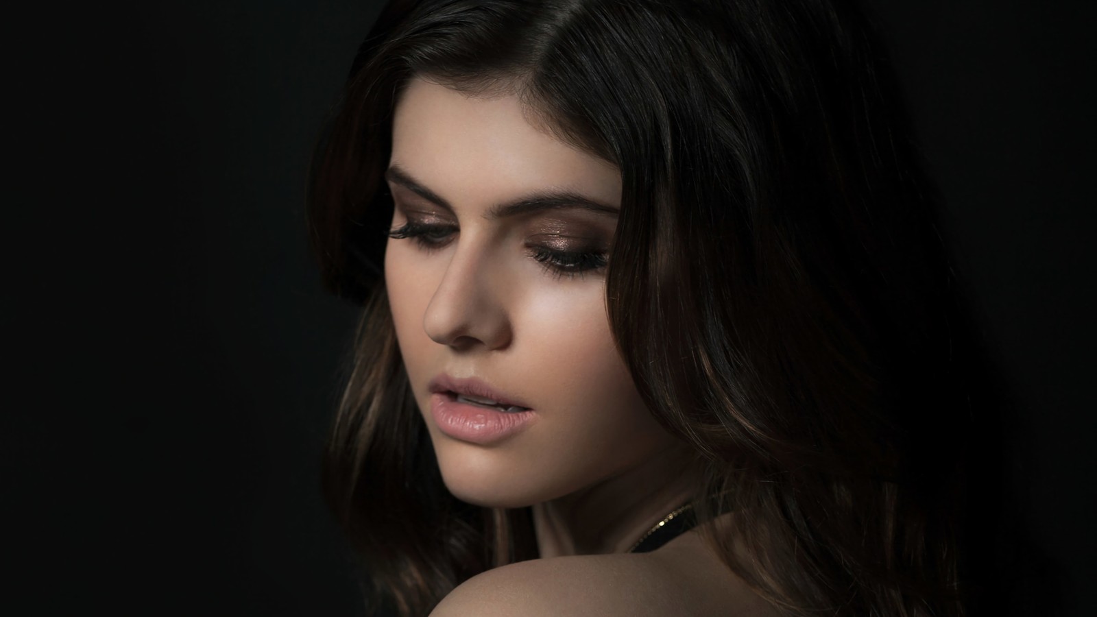 Gros plan d'une femme avec de longs cheveux et un collier (alexandra daddario, actrice, célébrité, femmes, filles)