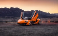 McLaren 570S Spider: Ein atemberaubendes orangefarbenes Sportauto vor einem Bergsunset