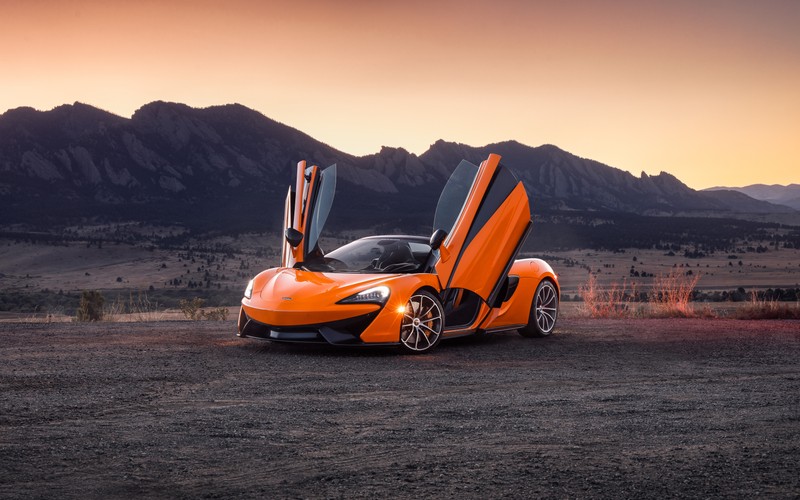 Близкий план автомобиля с открытыми дверями в пустыне (mclaren 520s spider, спортивные автомобили, 5k, машины, обои 4k)