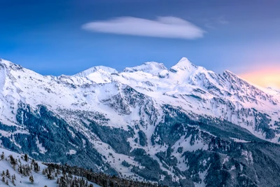 Majestuoso amanecer sobre los picos nevados de Kleine Scheidegg, Suiza