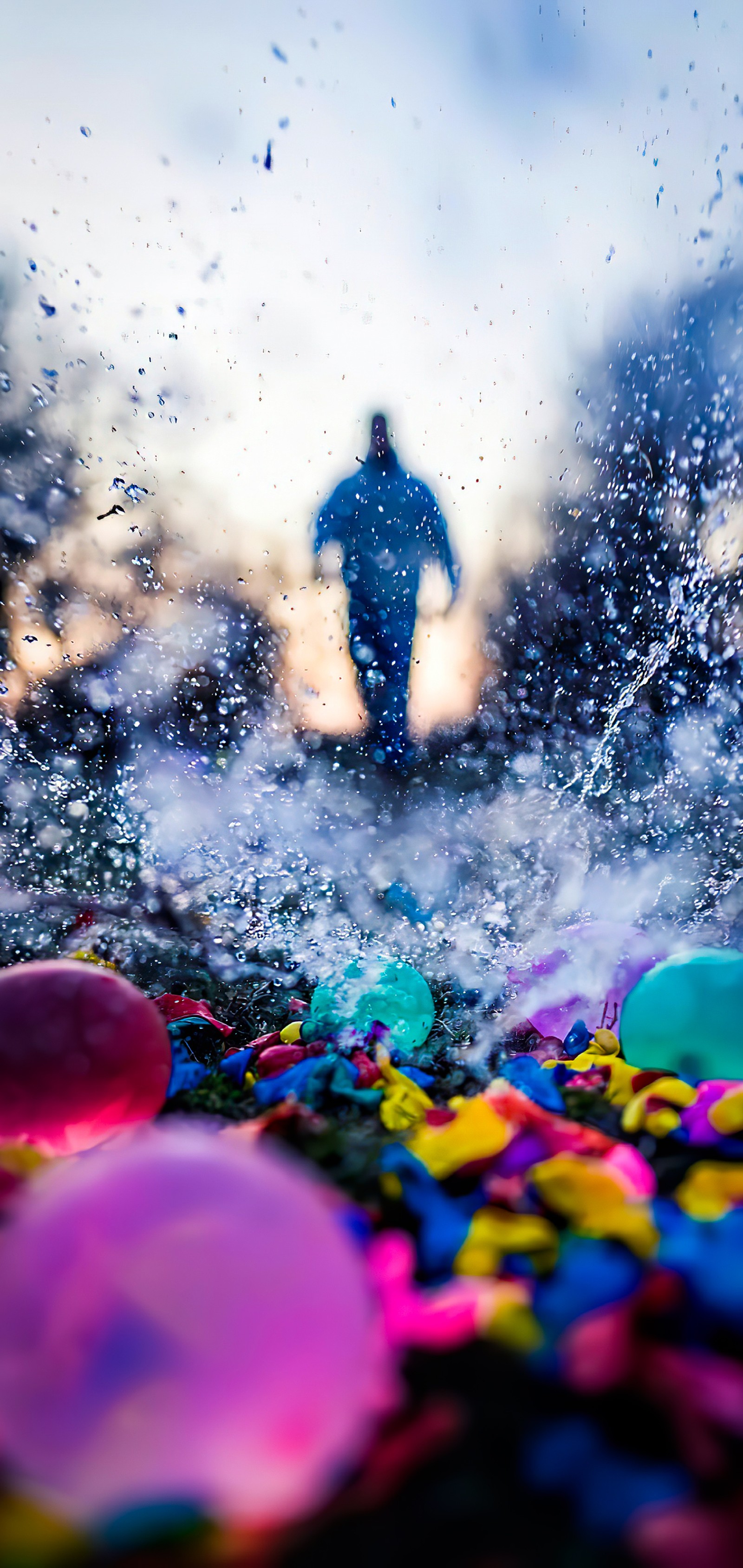 Il y a un homme debout dans l'eau avec un tas de ballons (eau, personnes dans la nature, monde, nature, environnement naturel)