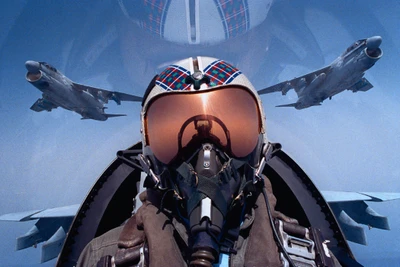 Un pilote de chasse dans le cockpit, entouré d'avions à réaction qui volent dans le ciel.