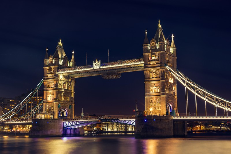 Арабский мост над водой ночью с огнями (лондонский мост, london bridge, великобритания, река темза, ночное время)