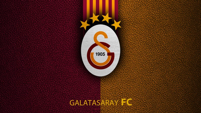 Близкий план футбольного значка на кожаном фоне (galatasaray, футбольный клуб, лига чемпионов уефа, спорт, обои 4k)