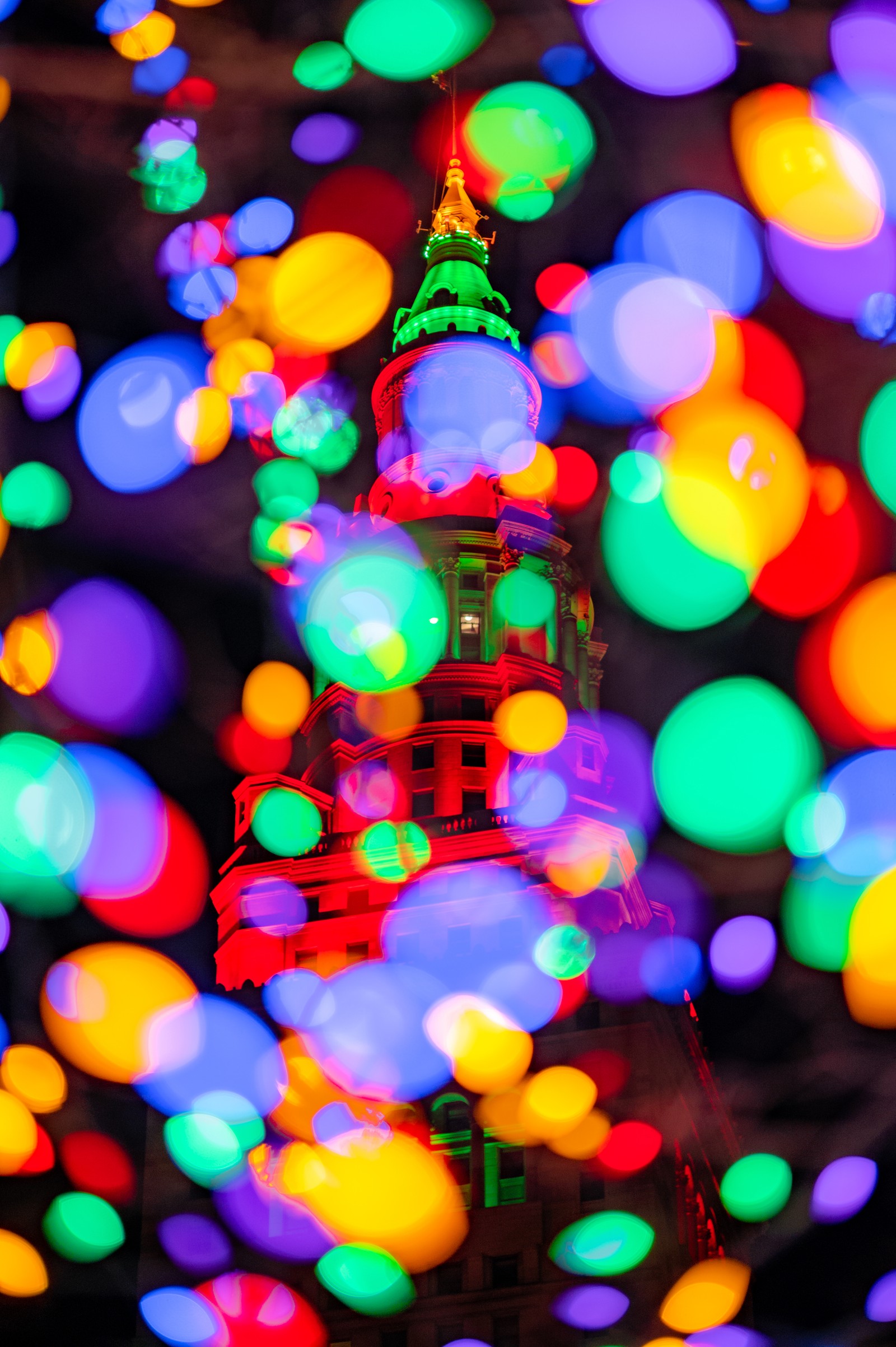 Luzes coloridas ao fundo de uma torre de relógio (enfeite de natal, dia de natal, iluminação, luz, ornamento)