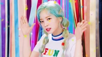 Dahyun do TWICE com cabelo pastel brincalhão em um ambiente vibrante e colorido.