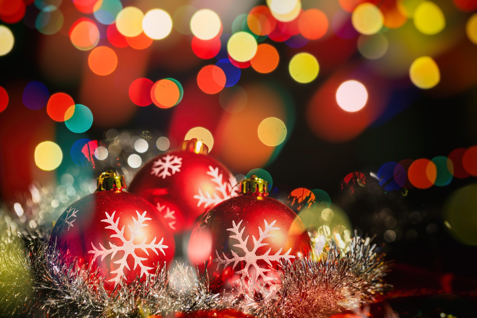 A close up of a bunch of christmas ornaments on a table (christmas day, christmas ornament, new year, holiday, christmas decoration)