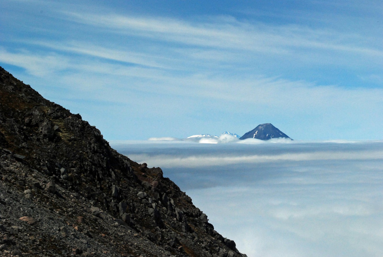 Il y a une montagne avec un grand pic au loin (chaîne de montagnes, montagne, crête, forme glaciaire, tombé)