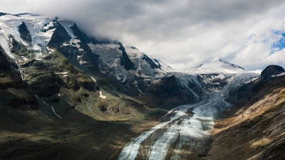 Chaîne de montagnes majestueuse avec moraine glaciaire et ciels dramatiques