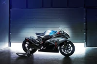 Superbike elegante en iluminación dinámica contra un fondo de garaje