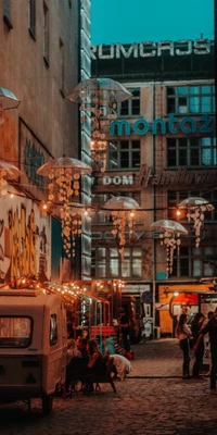 Charmante ruelle urbaine avec décoration de parapluies et camions de nourriture vibrants